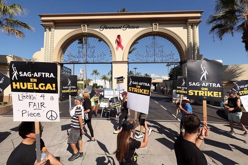 SAG-AFTRA members walk the picket line on the 100th day of their ongoing strike outside Paramount Studios in Los Angeles, California, U.S., October 20, 2023. REUTERS/Mario Anzuoni/File Photo