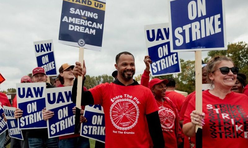 Striking United Auto Workers (UAW) members from the General Motors Lansing Delta Plant picket in Delta Township, Michigan U.S. September 29, 2023. REUTERS/Rebecca Cook/File Photo