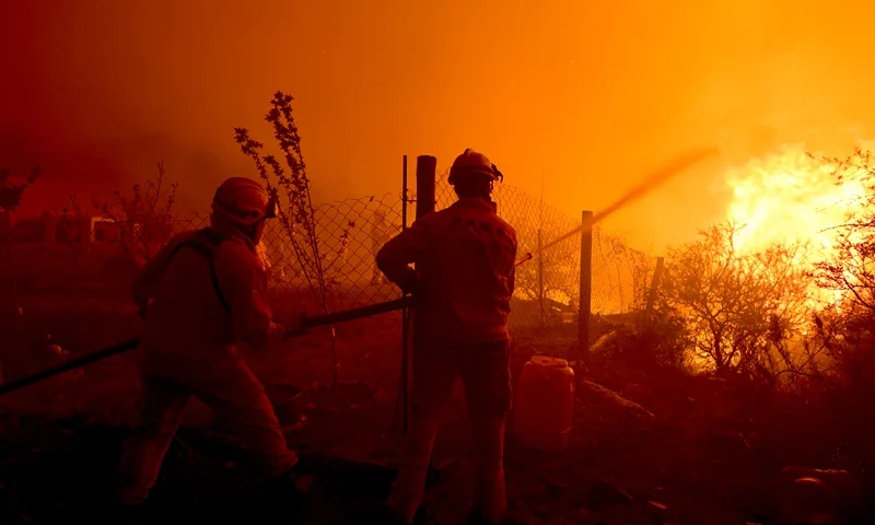 Argentina Wildfires Firefighters work to put out a forest fire on the outskirts of Villa Carlos Paz, Cordoba province, Argentina, Tuesday, Oct. 10, 2023. (AP Photo/Nicolas Aguilera)