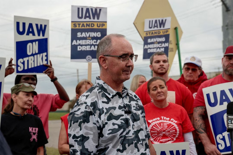 Striking United Auto Workers members from the General Motors Lansing Delta Plant picket on a street corner in Delta Township, Michigan U.S. September 29, 2023. REUTERS/Rebecca Cook/File Photo