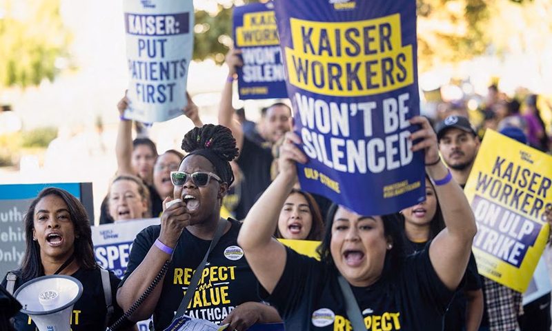 Healthcare workers strike in front of Kaiser Permanente Los Angeles Medical Center, as more than 75,000 Kaiser Permanente healthcare workers go on strike from October 4 to 7 across the United States, in Los Angeles, California, U.S. October 4, 2023. REUTERS/Aude Guerrucci/File Photo