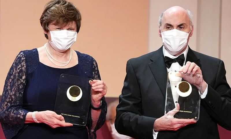 Japan Prize 2022 Laureates Hungarian-American biochemist Katalin Kariko (L) and American physician-scientist Drew Weissman pose with their trophy during the Japan Prize presentation ceremony in Tokyo on April 13, 2022. (Photo by Eugene Hoshiko / POOL / AFP) (Photo by EUGENE HOSHIKO/POOL/AFP via Getty Images)