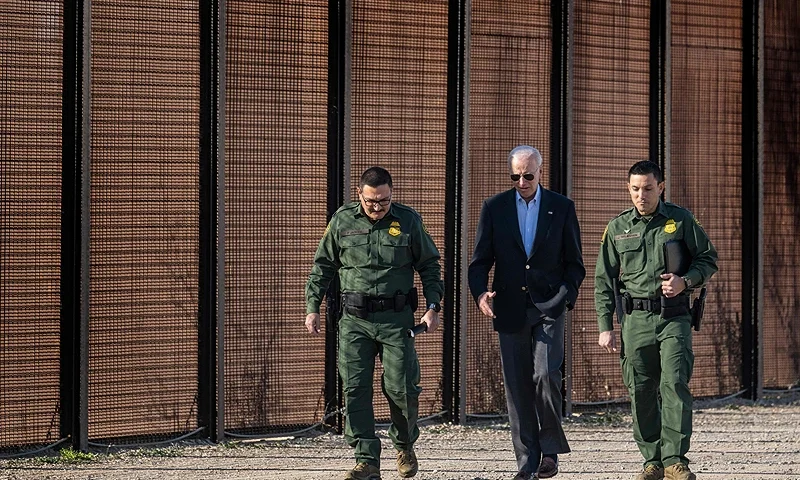 TOPSHOT - US President Joe Biden speaks with US Customs and Border Protection officers as he visits the US-Mexico border in El Paso, Texas, on January 8, 2023. (Photo by Jim WATSON / AFP) (Photo by JIM WATSON/AFP via Getty Images)