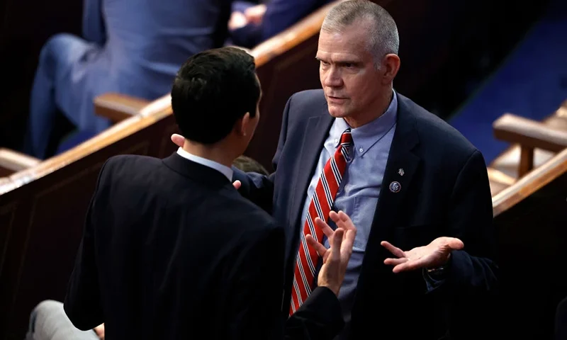 WASHINGTON, DC - JANUARY 06: U.S. Rep.-elect Matt Rosendale (R-MT) (R) talks to John Leganski, Deputy Chief of Staff for House Republican Leader Kevin McCarthy (R-CA), in the House Chamber during the fourth day of elections for Speaker of the House at the U.S. Capitol Building on January 06, 2023 in Washington, DC. The House of Representatives is meeting to vote for the next Speaker after House Republican Leader Kevin McCarthy (R-CA) failed to earn more than 218 votes on several ballots; the first time in 100 years that the Speaker was not elected on the first ballot. (Photo by Chip Somodevilla/Getty Images)