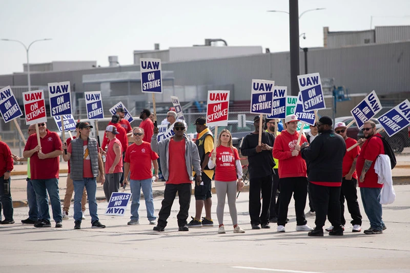 UAW Reaches Tentative Deal With Ford, Potentially Ending The Strike With Big Three Automaker – One America News Network