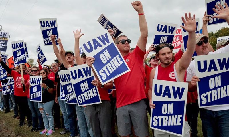 Striking United Auto Workers (UAW) members from the General Motors Lansing Delta Plant picket in Delta Township, Michigan U.S. September 29, 2023. REUTERS/Rebecca Cook
