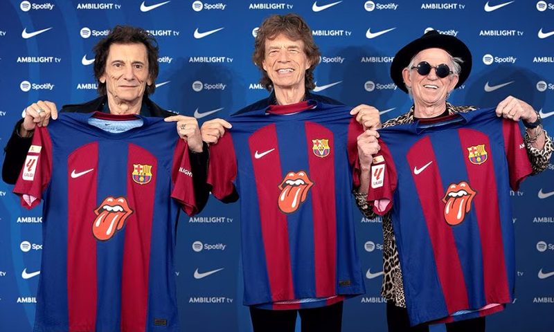 Members of the Rolling Stones, Ronnie Wood, Mick Jagger and Keith Richards pose for a picture as they hold FC Barcelona jerseys with the iconic tongue in the center of them, as the Catalan club announced they would wear that jersey in the next Clasico match against Real Madrid on October 28, in this handout picture released on October 19, 2023, in Barcelona, Spain. FC BARCELONA/Handout via REUTERS/File Photo