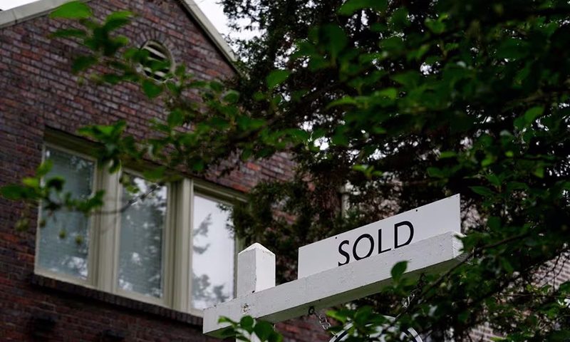 A "sold" sign is seen outside of a recently purchased home in Washington, U.S., July 7, 2022. REUTERS/Sarah Silbiger/File Photo