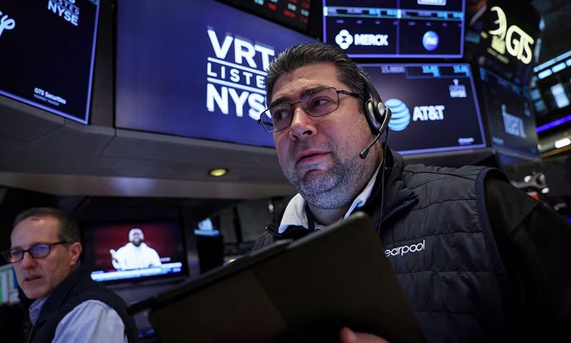 Traders work on the floor at the New York Stock Exchange (NYSE) in New York City, U.S., November 17, 2023. REUTERS/Brendan McDermid