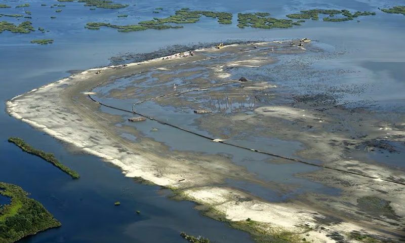 The Mississippi River Long Distance Sediment Pipeline Project is seen in Plaquemines Parish, Louisiana, August 25, 2015. REUTERS/Jonathan Bachman/File Photo