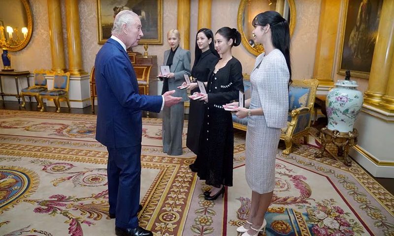 Britain's King Charles presents the members of the K-Pop band Blackpink Rose (Roseanne Park), Jisoo Kim, Jennie Kim, and Lisa (Lalisa Manoban), with Honorary MBEs (MBE (Member of the Order of the British Empire) during a special investiture ceremony in the presence of the President of South Korea, Yoon Suk Yeol (not pictured), and his wife, Kim Keon Hee (not pictured), at Buckingham Palace, London, Britain November 22, 2023. Victoria Jones/Pool via REUTERS