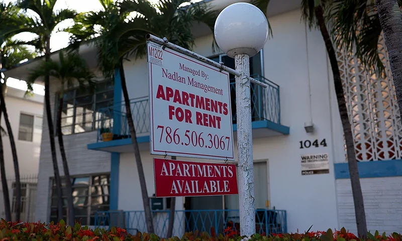 MIAMI BEACH, FLORIDA - DECEMBER 06: An 'Apartments for Rent' sign hangs in front of a building on December 06, 2022 in Miami Beach, Florida. Reports indicate that apartment rents across the country dropped in November by the most in at least five years. National index of rents fell by 1%, the third straight month-over-month decline. (Photo by Joe Raedle/Getty Images)