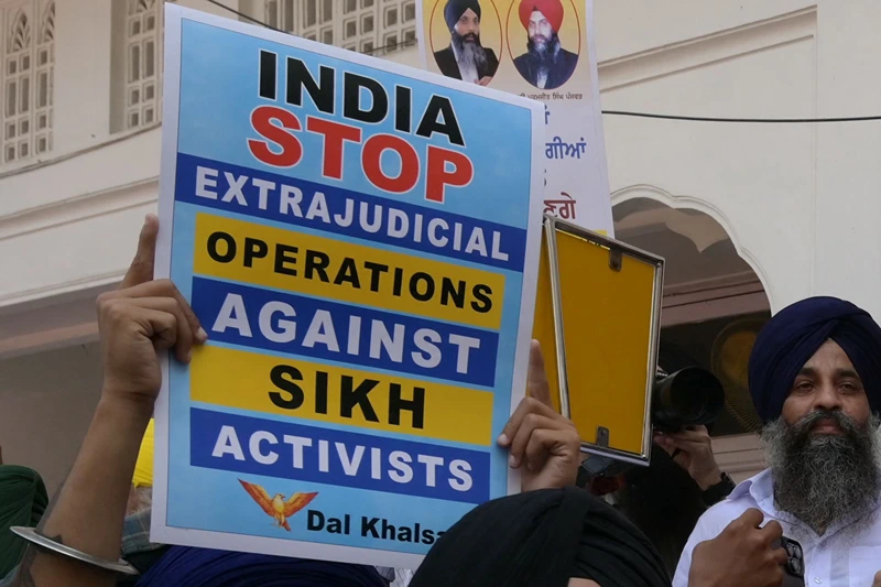 INDIA-CANADA-POLITICS-DIPLOMACY-RELIGION
Activists of the Dal Khalsa Sikh organisation, a pro-Khalistan group, stage a demonstration demanding justice for Sikh separatist Hardeep Singh Nijjar, who was killed in June 2023 near Vancouver, after offering prayers at the at Akal Takht Sahib in the Golden Temple in Amritsar on September 29, 2023. (Photo by Narinder NANU / AFP) (Photo by NARINDER NANU/AFP via Getty Images)