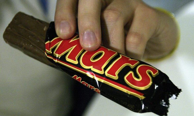 SYDNEY, AUSTRALIA - JULY 01: A Mars bar is seen on July 1, 2005 in Sydney, Australia. Snickers and Mars Bars were withdrawn from sale in the Australian state of New South Wales after a contamination threat, food manufacturer MasterFoods said. (Photo Illustration by John Pryke/Getty Images)