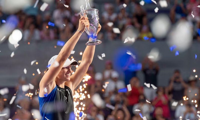 Iga Swiatek (POL) lifts the trophy after winning her final match against Jessica Pegula (USA) on day nine of the GNP Saguaros WTA Finals Cancun. Mandatory Credit: Susan Mullane-USA TODAY Sports