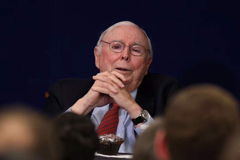 Berkshire Hathaway Inc Vice Chairman Charles Munger speaks at the Daily Journal annual meeting in Los Angeles, U.S., February 15, 2017. REUTERS/Lucy Nicholson/File Photo