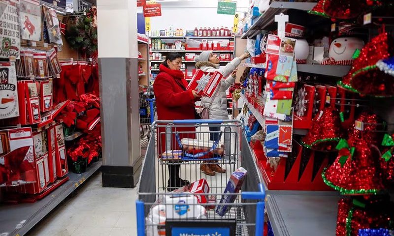Shoppers crowd a Walmart store ahead of the Thanksgiving holiday in Chicago, Illinois, U.S. November 27, 2019. REUTERS/Kamil Krzaczynski/File Photo