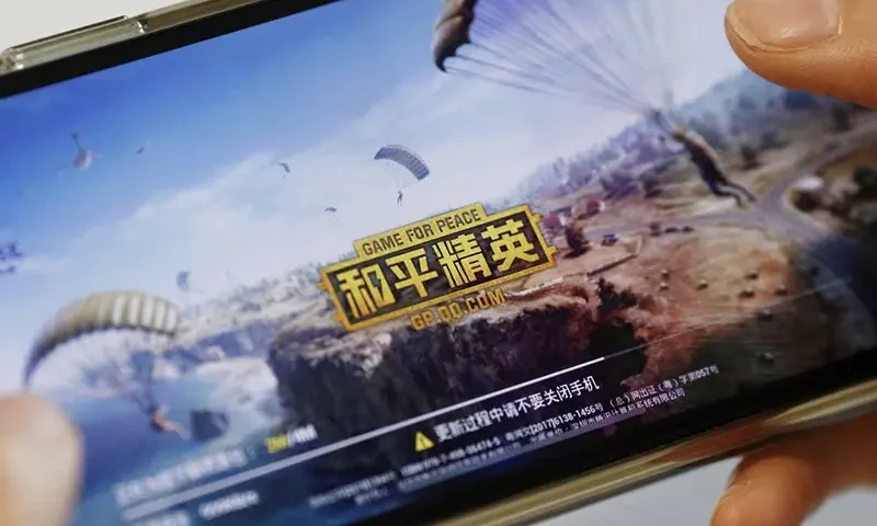 "Game for Peace", Tencent's alternative to the blockbuster video game "PlayerUnknown's Battlegrounds" (PUBG) in China, is seen on a mobile phone in this illustration picture taken May 13, 2019. REUTERS/Florence Lo/Illustration