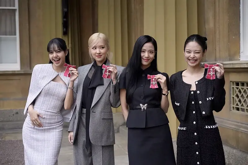 Lisa (Lalisa Manoban), Rose (Roseanne Park), Jisoo Kim and Jennie Kim, from the K-Pop band BLACKPINK pose with their Honorary MBEs (Members of the Order of the British Empire) at Buckingham Palace, London, Britain November 22, 2023. Victoria Jones/Pool via REUTERS/File Photo
