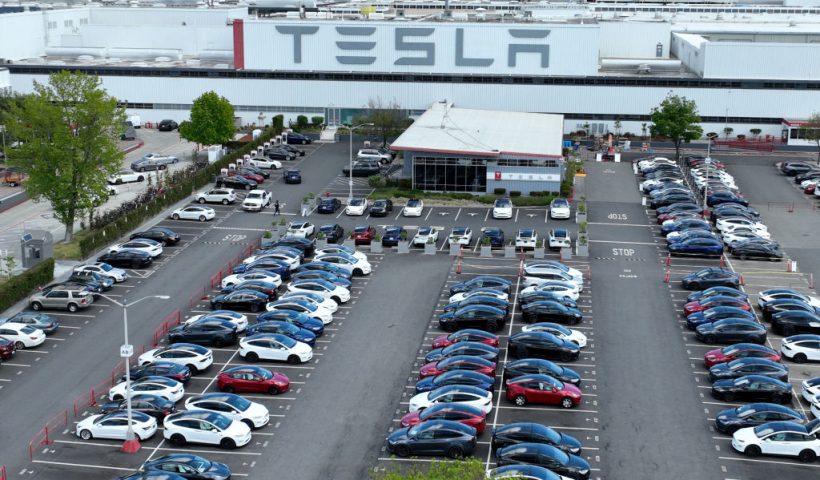 FREMONT, CALIFORNIA - APRIL 20: In an aerial view, Tesla cars sit parked in a lot at the Tesla factory on April 20, 2022 in Fremont, California. Tesla reported first quarter earnings that far exceeded analyst expectations with revenue of $18.76 billion compared to expectations of $17.80 billion. (Photo by Justin Sullivan/Getty Images)