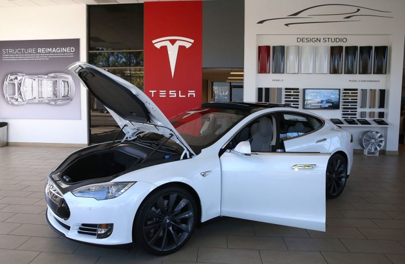 PALO ALTO, CA - NOVEMBER 05: A Tesla Model S car is displayed at a Tesla showroom on November 5, 2013 in Palo Alto, California. Tesla will report third quarter earnings today after the closing bell. (Photo by Justin Sullivan/Getty Images)