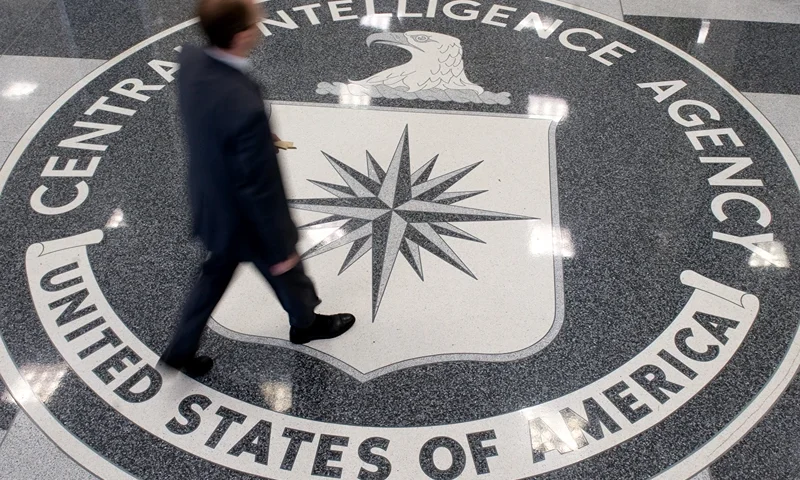 US-CIA A man crosses the Central Intelligence Agency (CIA) seal in the lobby of CIA Headquarters in Langley, Virginia, on August 14, 2008. AFP PHOTO/SAUL LOEB (Photo by SAUL LOEB / AFP) (Photo by SAUL LOEB/AFP via Getty Images)