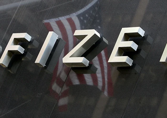 New York, UNITED STATES: A US flag is reflected on the side of the Pfizer building 06 June, 2007 at the Pfizer world headquarters in New York. The pharmaceutical giant firm Pfizer Inc. fought back Tuesday over a massive lawsuit filed by Nigeria, which alleges the US firm tested an unapproved drug on Nigerian children with meningitis that left 11 youngsters dead and many more badly injured. "The accusations are groundless," Yannick Pletan, vice president of Pfizer France's medical division, said in a teleconference with journalists. AFP PHOTO/DON EMMERT (Photo credit should read DON EMMERT/AFP via Getty Images)