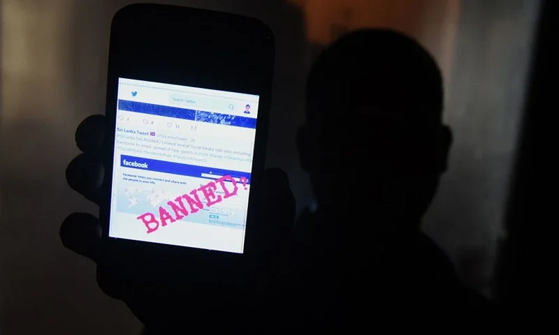 A Sri Lankan man mobile phone user shows an image on Twitter showing that the Facebook site had been blocked in Colombo on March 7, 2018. Telecommunication service providers said they have blocked access to facebook and several other social media platforms on the directive of the government which accused extremists of using the popular social media to spread hate speech and instigate violence against the Muslim minority in the country. (Photo by ISHARA S. KODIKARA / AFP) (Photo by ISHARA S. KODIKARA/AFP via Getty Images)