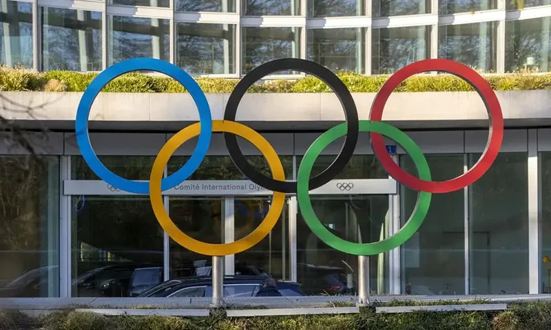A view shows the Olympic Rings in front of the Olympic House, headquarters of the International Olympic Committee (IOC), during the executive board meeting of the International Olympic Committee (IOC), in Lausanne, Switzerland, March 28, 2023. REUTERS/Denis Balibouse