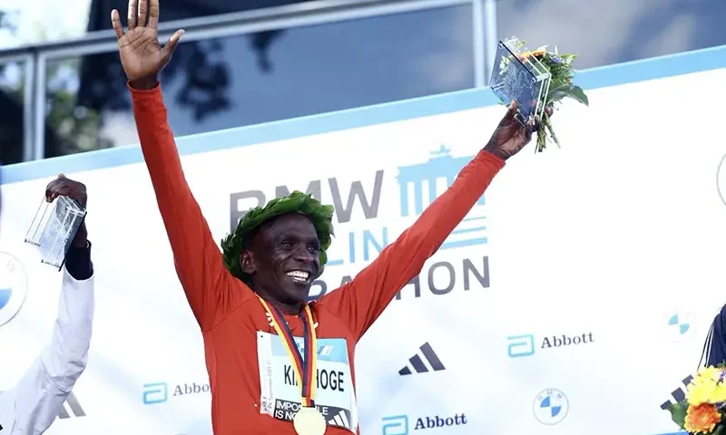 Kenya's Eliud Kipchoge celebrates on the podium with his medal after winning the Berlin Marathon REUTERS/Lisi Niesner/File Photo