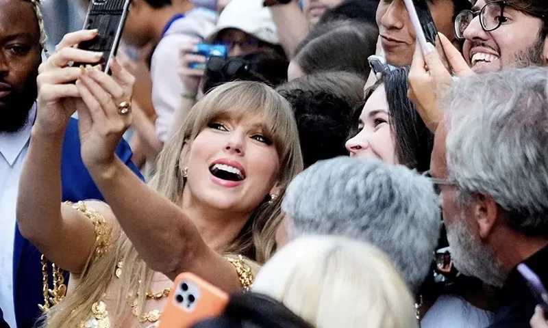 Singer Taylor Swift poses for a selfie with fans as she arrives to speak at the Toronto International Film Festival (TIFF) in Toronto, Ontario, Canada September 9, 2022. REUTERS/Mark Blinch/File Photo