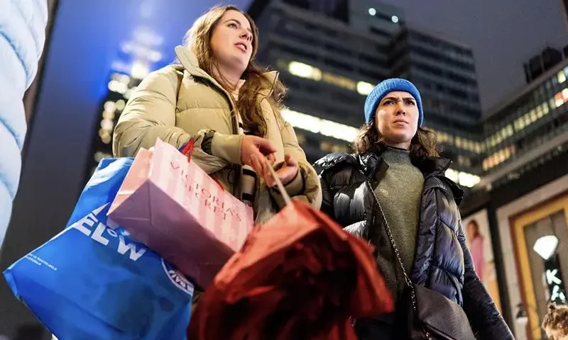 People carry their shopping bags during the holiday season in New York City, U.S., December 10, 2023. REUTERS/Eduardo Munoz/File Photo