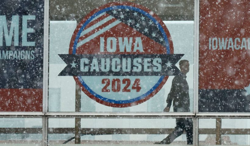 DES MOINES, IOWA - JANUARY 08: Heavy snow falls as a man walks along the Skywalk system that connects buildings in downtown on January 08, 2024 in Des Moines, Iowa. Wintery weather forced Republican presidential candidates Nikki Haley and Vivek Ramaswamy to cancel campaign events in Iowa one week before the caucuses, the first Republican Party primary contest of the 2024 presidential election. (Photo by Chip Somodevilla/Getty Images)