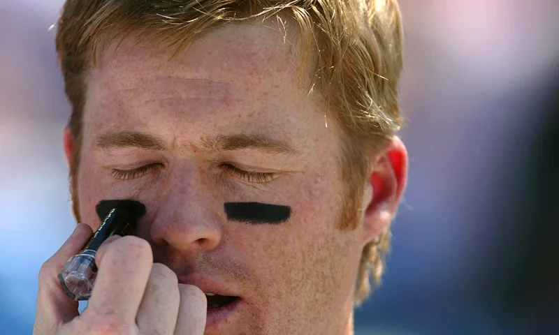 Cardinals v Dodgers VERO BEACH, FL - MARCH 11: Bo Hart #31 of the St. Louis Cardinals has non-reflective eye-black paint rolled on his face before ar Spring Training game against the Los Angeles Dodgers on March 11, 2004 in Vero Beach, Florida. (Photo by Donald Miralle/Getty Images)