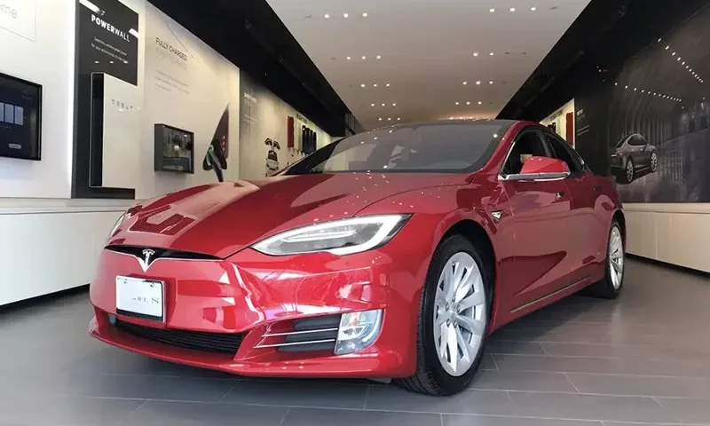 A Tesla Model S car is seen in a showroom in Santa Monica, California, U.S., January 4, 2018. REUTERS/Lucy Nicholson/File Photo