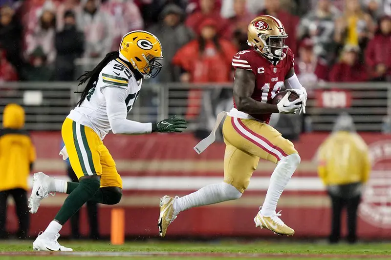 San Francisco 49ers wide receiver Deebo Samuel (19) runs against Green Bay Packers linebacker De'Vondre Campbell (59) during the first quarter in a 2024 NFC divisional round game at Levi's Stadium. Mandatory Credit: Kyle Terada-USA TODAY Sports