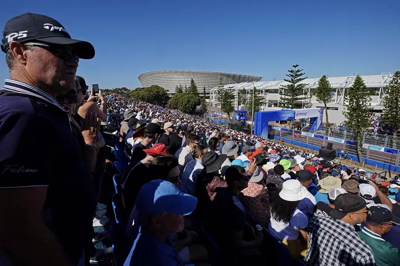 Spectators watch the Cape Town ePrix REUTERS/Nic Bothma/File Photo