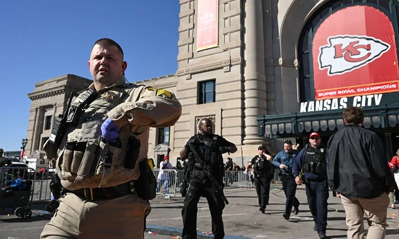 TOPSHOT - Police respond after shots were fired near the Kansas City Chiefs' Super Bowl LVIII victory parade on February 14, 2024, in Kansas City, Missouri. (Photo by ANDREW CABALLERO-REYNOLDS / AFP) (Photo by ANDREW CABALLERO-REYNOLDS/AFP via Getty Images)