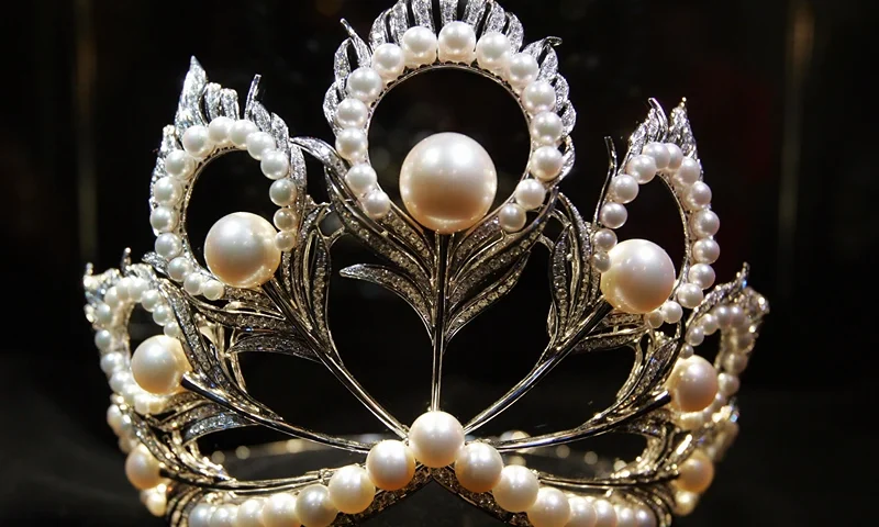 BANGKOK, THAILAND: Pearl and diamonds decorated Miss Universe 2005 crown, worth 250,000 USD, put on display by Japan's leading pearl company Mikimoto at a press conference in Bangkok, 17 May 2005. The Tiara is decorated with 800 round brilliant cut diamonds weighing a total of 18 carats, as well as 120 pearls. The reigning Miss Universe, Jennifer Hawkins of Australia, will crown her successor in Bangkok before thousands of journalists and spectators on May 31. AFP PHOTO/ SAEED KHAN (Photo credit should read SAEED KHAN/AFP via Getty Images)