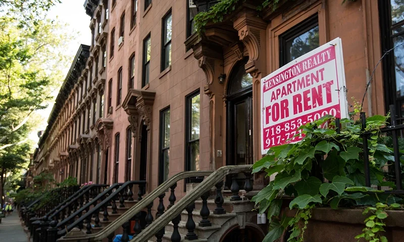 New Survey Names Brooklyn As Most Unaffordable Place To Live In U.S. NEW YORK, NY - JUNE 24: A sign advertises an apartment for rent along a row of brownstone townhouses in the Fort Greene neighborhood on June 24, 2016 in the Brooklyn borough of New York City. According to a survey released on Thursday by real-estate firm RealtyTrac, Brooklyn ranked as the most unaffordable place to live in the United States. (Photo by Drew Angerer/Getty Images)