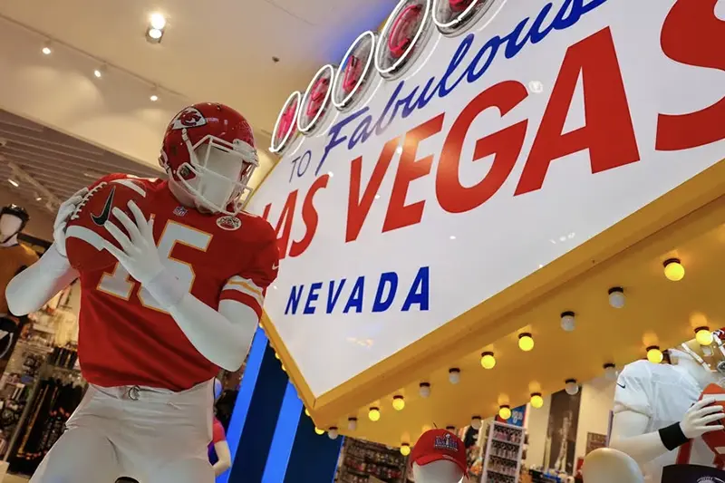 A retail store selling Super Bowl XVIII souvenirs shows off a display of mannequins representing quarterbacks of both teams in Las Vegas, Nevada, U.S., February 8, 2024. REUTERS/Mike Blake/File Photo