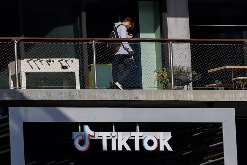 A person arrives at the offices of Tik Tok after the U.S. House of Representatives overwhelmingly passed a bill that would give TikTok's Chinese owner ByteDance about six months to divest the U.S. assets of the short-video app or face a ban, in Culver City, California, U.S., March 13, 2024. REUTERS/Mike Blake/FILE PHOTO
