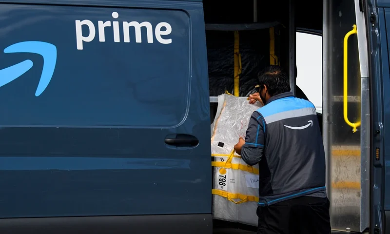 US-IT-EARNINGS-LIFESTYLE-AMAZON An Amazon.com Inc. delivery driver loads a van outside of a distribution facility on February 2, 2021 in Hawthorne, California. - Jeff Bezos said February 1, 2021, he would give up his role as chief executive of Amazon later this year as the tech and e-commerce giant reported a surge in profit and revenue in the holiday quarter. The announcement came as Amazon reported a blowout holiday quarter with profits more than doubling to $7.2 billion and revenue jumping 44 percent to $125.6 billion. (Photo by Patrick T. FALLON / AFP) (Photo by PATRICK T. FALLON/AFP via Getty Images)