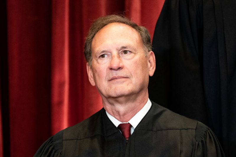 Justice Alito prolongs halt on Texas immigration law
