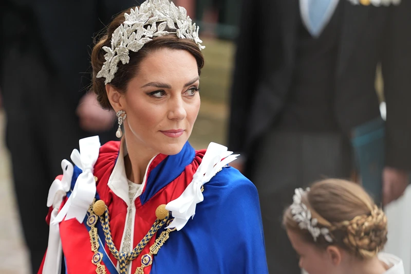 Kate Middleton apologizes for altering family photo, removed by image agencies