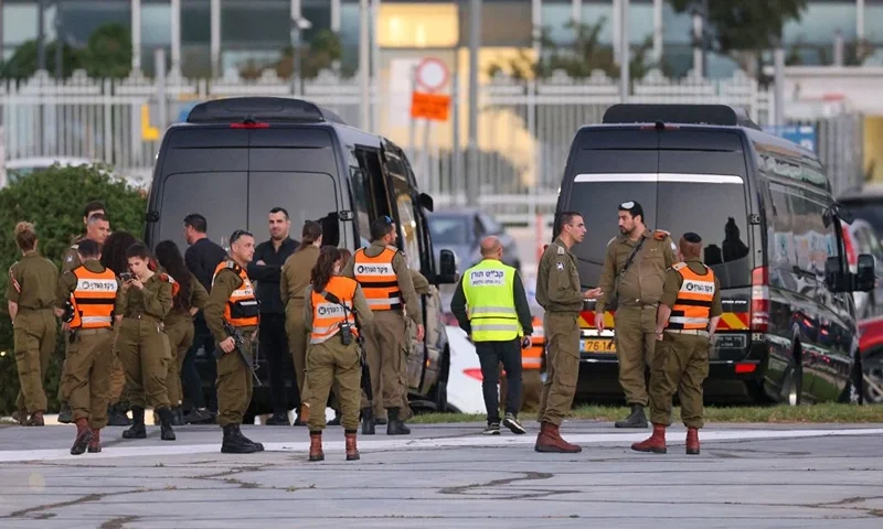 Israeli security forces stand next to buses waiting at the helipad of Tel Aviv's Schneider medical centre on November 24, 2023, amid preparations for the release of Israeli hostages held by Hamas in Gaza in exchange for Palestinian prisoners later in the day. After 48 days of gunfire and bombardment that claimed thousands of lives, a four-day truce in the Israel-Hamas war began on November 24 with 50 hostages set to be released in exchange for 150 Palestinian prisoners. (Photo by Jack GUEZ / AFP) / "The erroneous mention[s] appearing in the metadata of this phot has been modified in AFP systems in the following manner: [by Jack Guez] instead of [by Fadel Senna]. Please immediately remove the erroneous mention[s] from all your online services and delete it (them) from your servers. If you have been authorized by AFP to distribute it (them) to third parties, please ensure that the same actions are carried out by them. Failure to promptly comply with these instructions will entail liability on your part for any continued or post notification usage. Therefore we thank you very much for all your attention and prompt action. We are sorry for the inconvenience this notification may cause and remain at your disposal for any further information you may require." (Photo by JACK GUEZ/AFP via Getty Images)