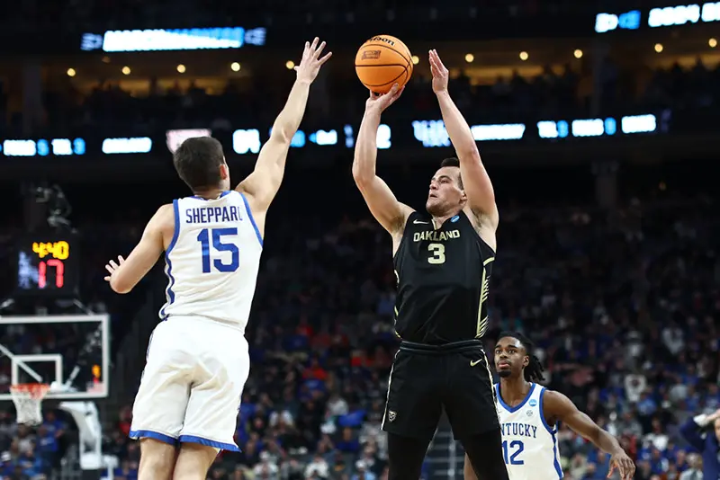 Jack Gohlke #3 of the Oakland Golden Grizzlies shoots a three pointer against Reed Sheppard #15 of the Kentucky Wildcats during the second half in the first round of the NCAA Men's Basketball Tournament at PPG PAINTS Arena on March 21, 2024 in Pittsburgh, Pennsylvania. (Photo by Tim Nwachukwu/Getty Images)