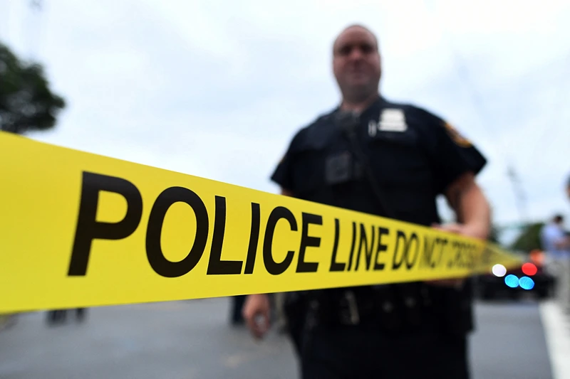 TOPSHOT-US-ATTACKS-NEW YORK-NEW JERSEY TOPSHOT - Politieagenten beveiligen het gebied waar ze terreurverdachte Ahmad Khan Rahami zouden hebben gearresteerd na een schietpartij in Linden, New Jersey, op 19 september 2016.16. Een "armed and dangerous" in Afghanistan geboren verdachte die gezocht wordt voor de bomaanslagen in New York en New Jersey in het weekend, raakte maandag gewond tijdens een schietpartij met de politie en werd in hechtenis genomen. Federale onderzoekers gaven een foto vrij van de 28-jarige Ahmad Khan Rahami, die bruin haar, bruine ogen en een bruine baard heeft. Ze zeiden dat hij voor het laatst in Elizabeth woonde, een stad naast Newark International Airport. (Foto door Jewel SAMAD / AFP) (Foto door JEWEL SAMAD/AFP via Getty Images)