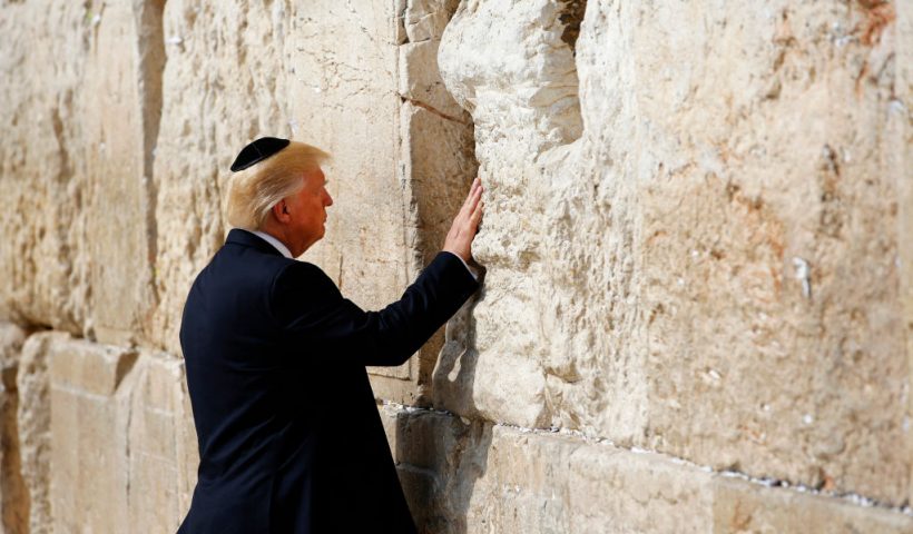 US President Donald Trump visits the Western Wall, the holiest site where Jews can pray, in Jerusalem's Old City on May 22, 2017. (Photo by RONEN ZVULUN / POOL / AFP) (Photo by RONEN ZVULUN/POOL/AFP via Getty Images)