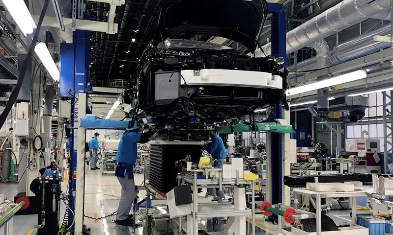 Workers install the fuel cell power system in a Toyota Mirai at a Toyota Motor Corp. factory in Toyota in Aichi Prefecture, Japan, Apriil 11, 2019. Picture taken on April 11, 2019. REUTERS/Joe White/File Photo